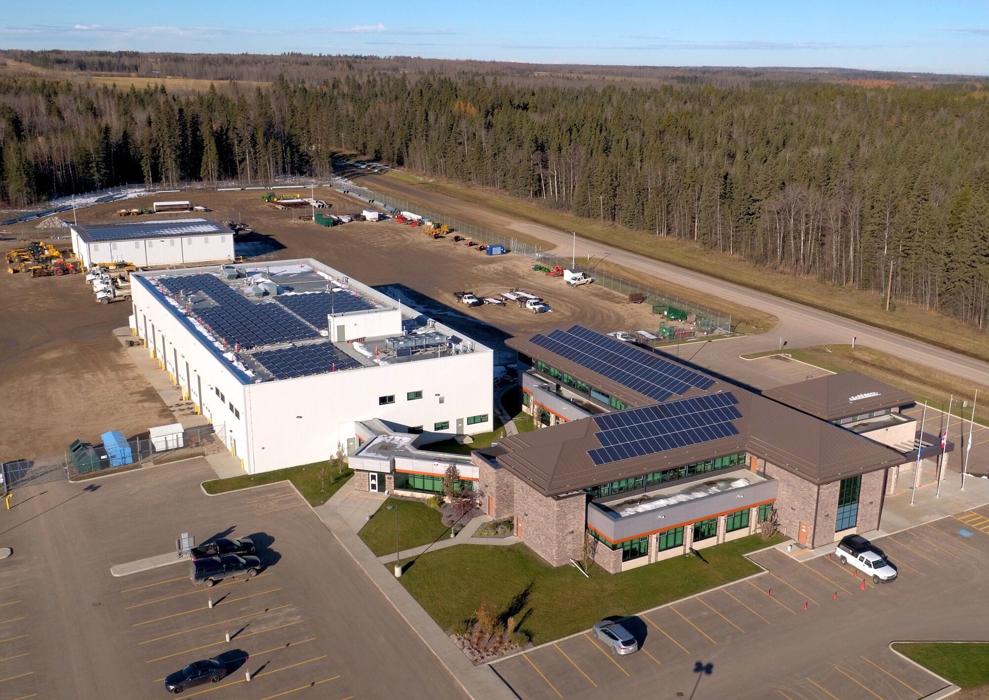 Des panneaux solaires sont installés sur les toits de quelques bâtiments municipales dans le comté de Brazeau, Alberta.